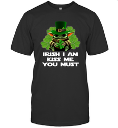 Leprechaun Baby Yoda Hug Shamrock Irish I am kiss me Men's T-Shirt - nikotee