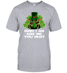 Leprechaun Baby Yoda Hug Shamrock Irish I am kiss me Men's T-Shirt - nikotee